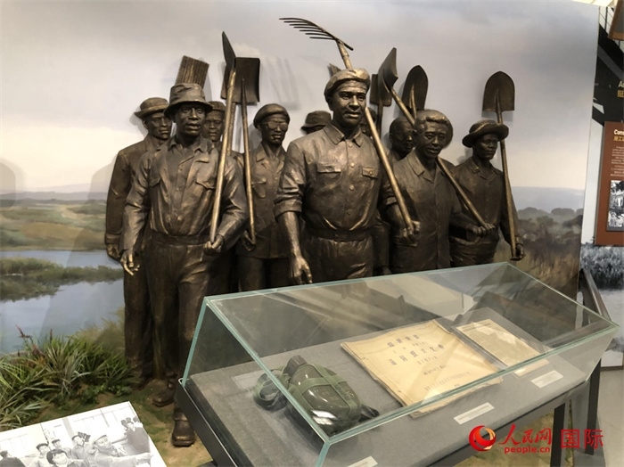 紀(jì)念園中展覽的筑路場(chǎng)景 。人民網(wǎng)記者 黃培昭攝