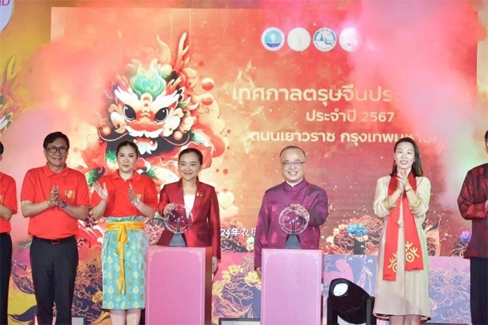 泰國(guó)旅游與體育部長(zhǎng)素妲婉、中國(guó)駐泰國(guó)使館公使吳志武代表中泰雙方同時(shí)觸按水晶球點(diǎn)亮龍頭彩燈。中國(guó)駐泰國(guó)使館供圖