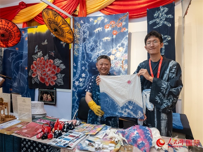 活動(dòng)現(xiàn)場(chǎng)的扎染展示。人民網(wǎng)記者 謝佳君攝