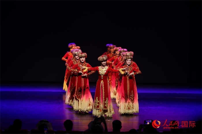 2日在阿聯(lián)酋迪拜舉行的大型音舞詩(shī)畫《新疆是個(gè)好地方》文藝演出。人民網(wǎng)記者任皓宇攝