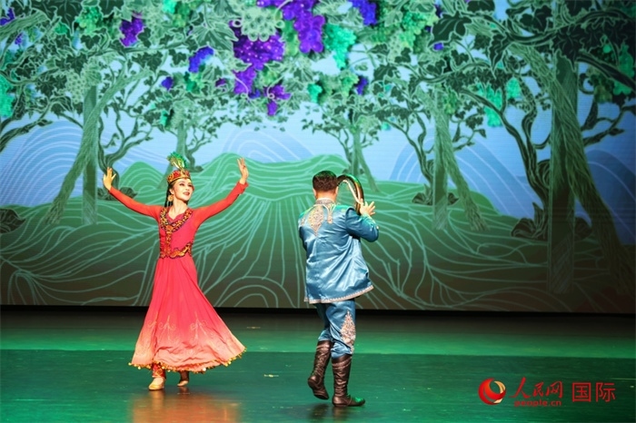 2日在阿聯(lián)酋迪拜舉行的大型音舞詩(shī)畫《新疆是個(gè)好地方》文藝演出。人民網(wǎng)記者 任皓宇攝