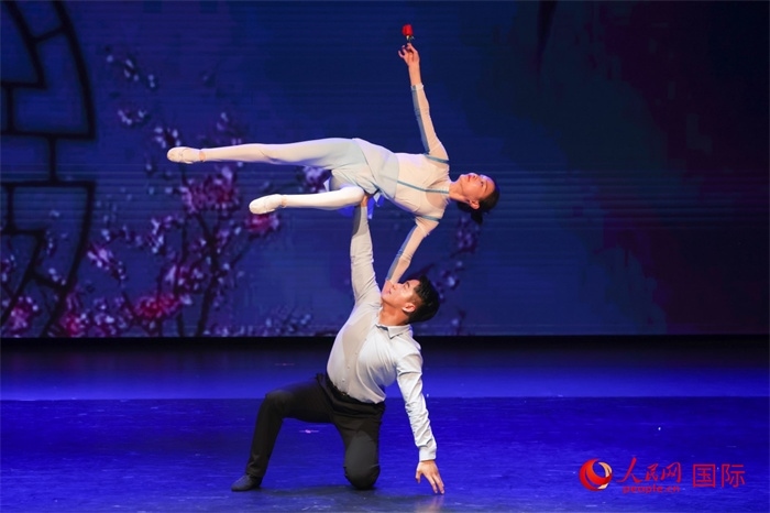 2日在阿聯(lián)酋迪拜舉行的大型音舞詩(shī)畫《新疆是個(gè)好地方》文藝演出。人民網(wǎng)記者 任皓宇攝