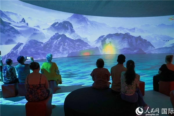 巴西民眾在活動現(xiàn)場觀賞“走進中國：沉浸式體驗展”。人民網(wǎng)記者 陳海琪攝