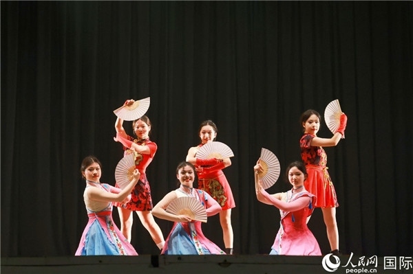 燈光秀匯演現(xiàn)場節(jié)目精彩紛呈。人民網(wǎng)記者 陳海琪攝