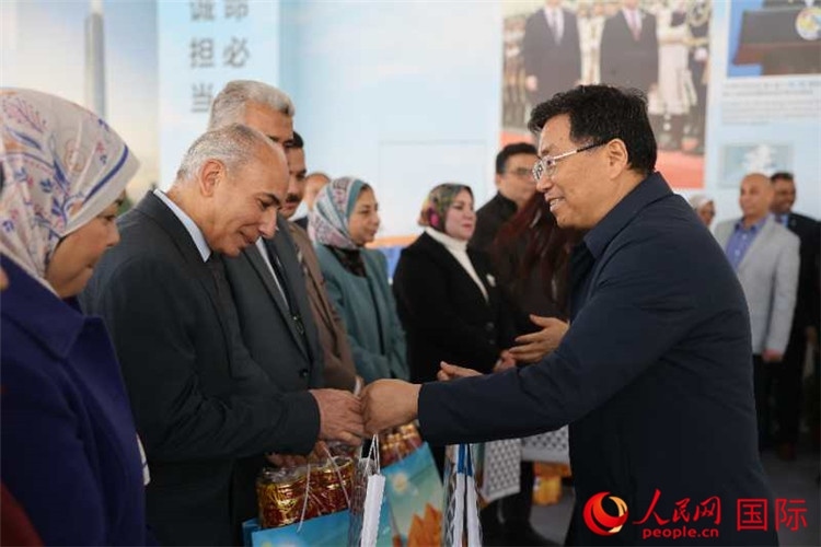 中建埃及分公司董事長(zhǎng)常偉才為埃及師生發(fā)放新年禮包。人民網(wǎng)記者 黃培昭攝