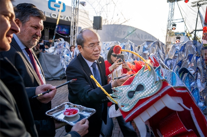 中國駐希臘大使館大使肖軍正與希方嘉賓為舞龍點睛?！吨邢r報》供圖