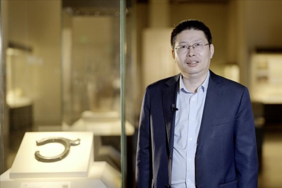 中國(guó)國(guó)家博物館副館長(zhǎng)張偉明介紹館藏C形玉龍。