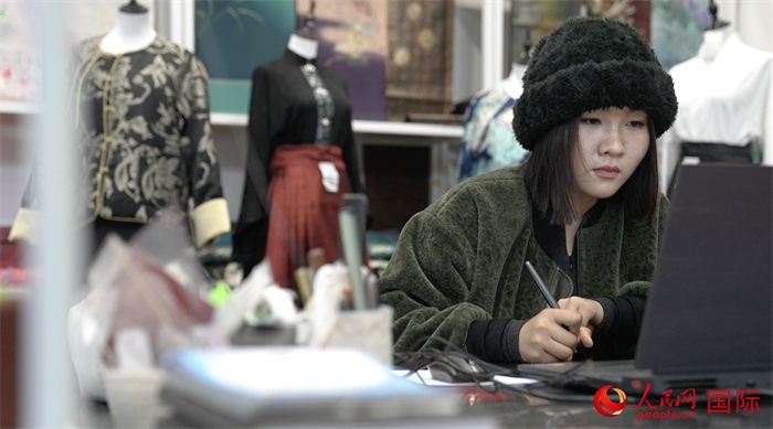 1月23日，在山東省菏澤市曹縣有愛云倉直播基地，張子晨正在設計漢服。 人民網(wǎng)記者 袁蒙攝