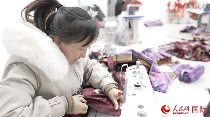 1月24日，在山東省菏澤市曹縣大集鎮(zhèn)云牧服飾有限公司，高燕正在縫制馬面裙。 人民網(wǎng)記者 袁蒙攝