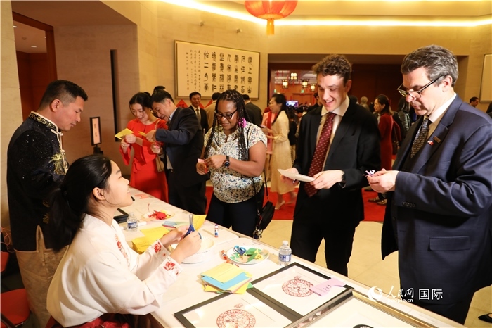 圖為美國民眾體驗中國春節(jié)民俗。人民網(wǎng)記者 李志偉攝