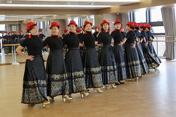 廈門思明區(qū)老年大學(xué)老年模特班正在上課。