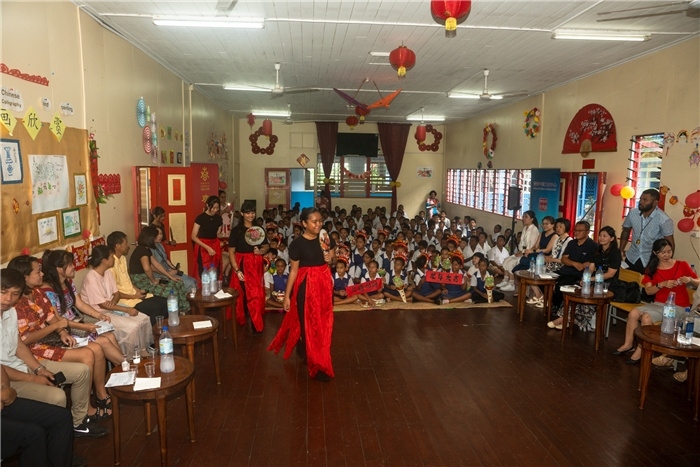 中華學(xué)校學(xué)生表演扇子舞。