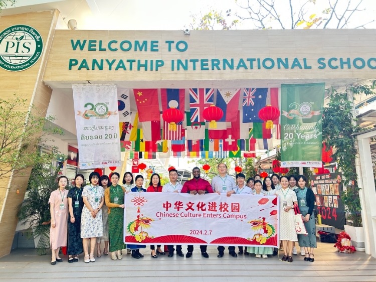 駐老撾使館政治處主任杜長青與白云碧國際學校校方、參會志愿者教師合影?；顒又鬓k方供圖