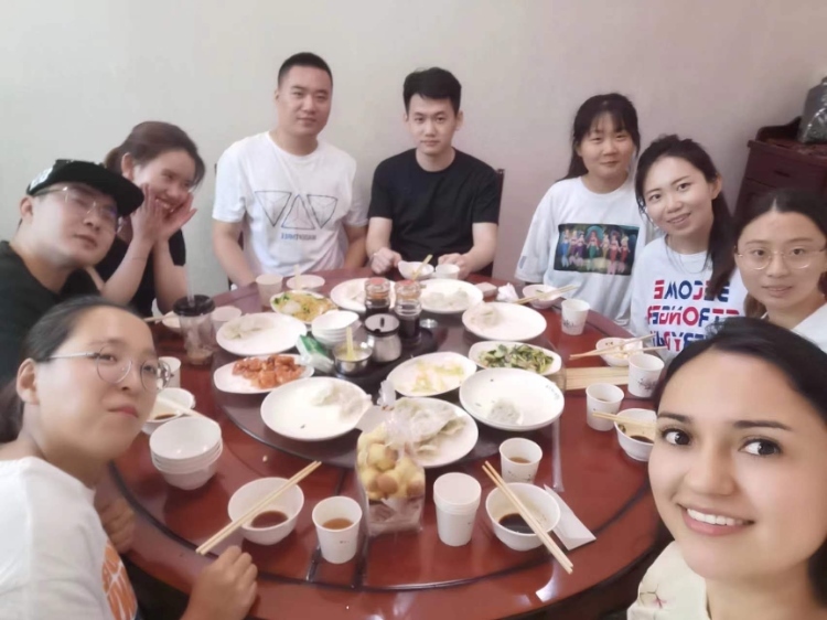 保拉與中國(guó)朋友在一起。圖片由受訪者提供