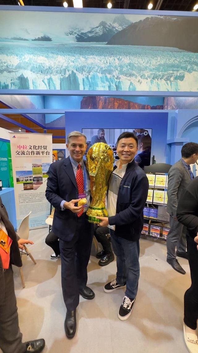 2022年，馬克西米與同事在上海。圖片由受訪者提供