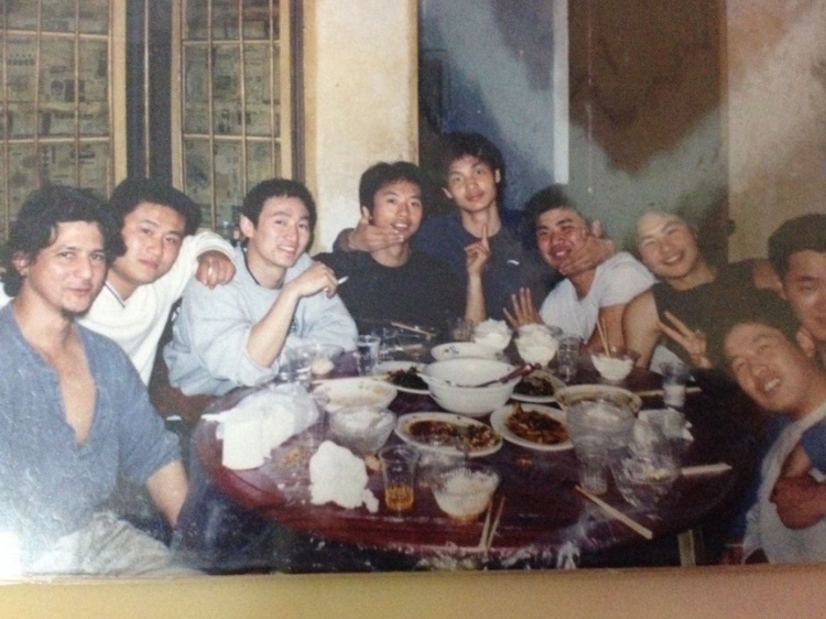 2007 年，卡洛斯·卡斯蒂略（左一）和他的中國朋友在武漢慶祝春節(jié)。圖片由受訪者提供