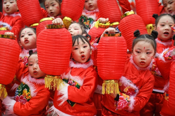 1月18日，四川省閬中市閬中古城，民間藝人和文藝工作者在表演節(jié)目歡度臘八節(jié)，喜迎農(nóng)歷新年。這是參演的小朋友在表演。新華社發(fā)（王玉貴 攝）