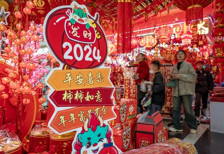 1月11日，顧客在昆明新螺螄灣國際商貿(mào)城選購節(jié)日飾品。新華社記者 陳欣波 攝