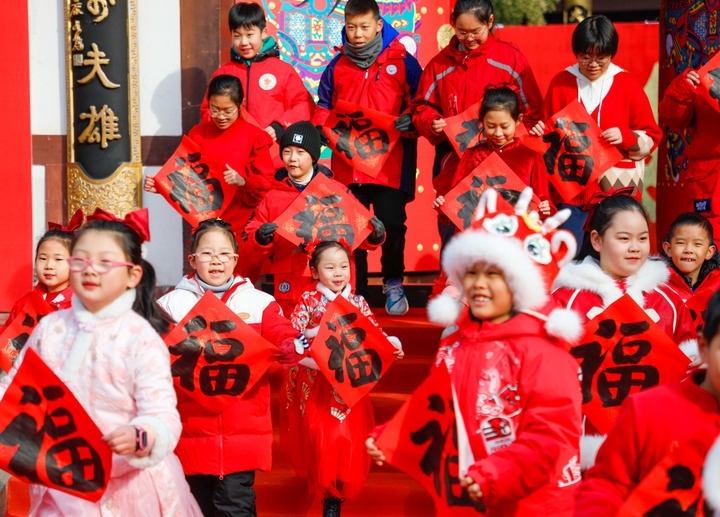 2月2日，小朋友在濟(jì)南五龍?zhí)毒皡^(qū)參加送福字活動(dòng)。新華社發(fā)（徐舟攝）