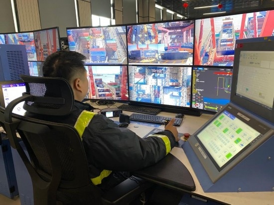 圖為寧波舟山港梅山港區(qū)遠(yuǎn)控操作室內(nèi)，橋吊司機(jī)在遠(yuǎn)程控制橋吊裝卸。新華社記者魏一駿 攝