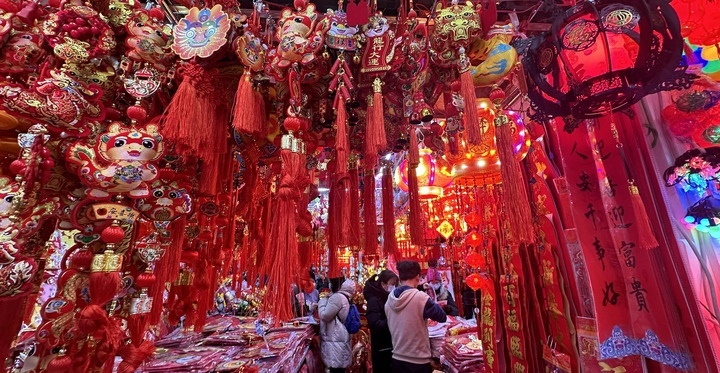 1月19日，市民在北京一商場內(nèi)選購春節(jié)裝飾品。新華社記者李欣攝