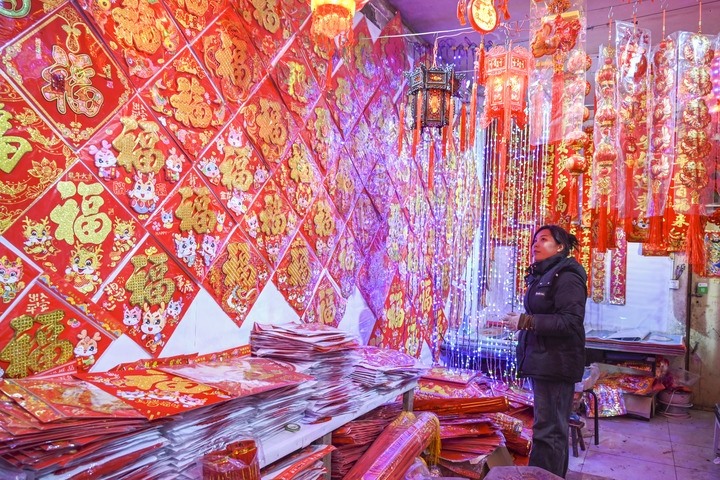 1月21日，在山西省晉中市平遙縣一家市場，市民在選購年貨。新華社發(fā)（梁生仁攝）