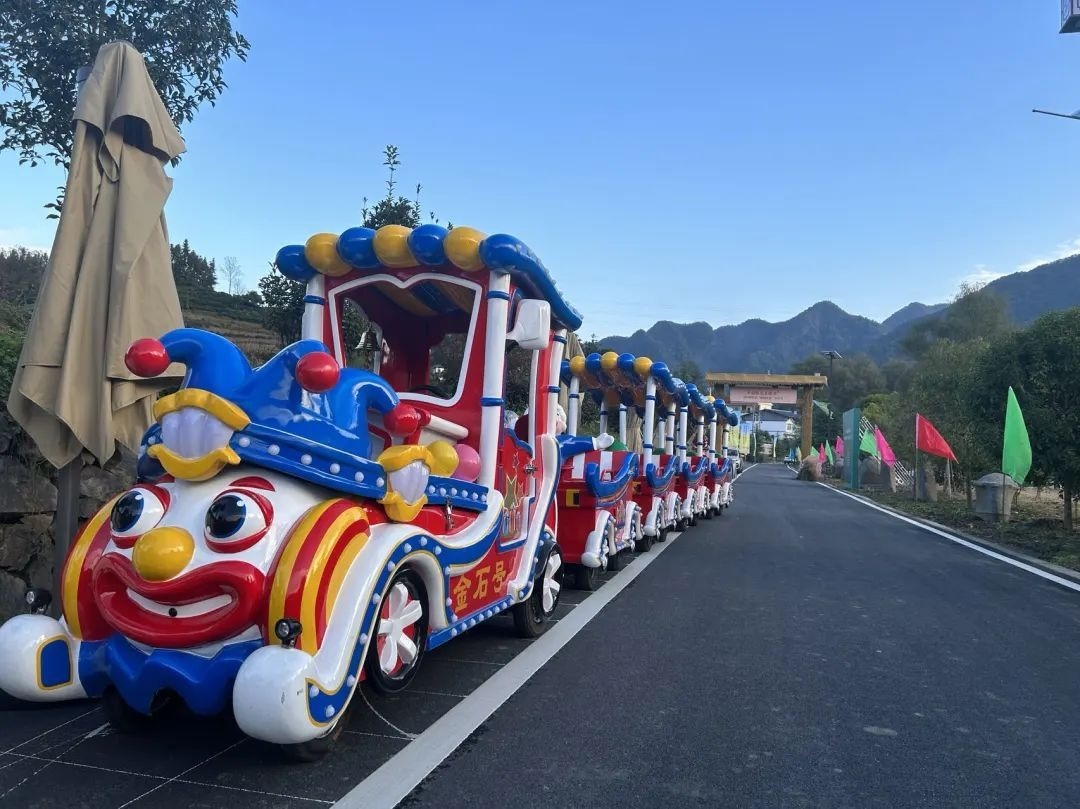 2023年10月，金石村集體出資購買了兩輛無軌觀光小火車。紫陽縣融媒體中心供圖