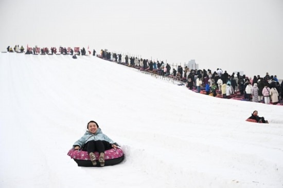 圖為1月18日，市民在內(nèi)蒙古賽馬場(chǎng)滑雪圈。新華社記者 貝赫 攝