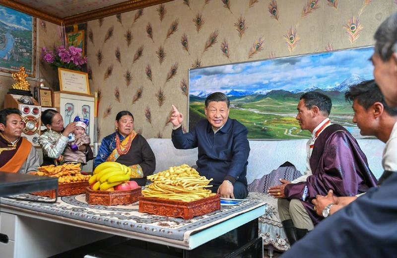 △2021年6月8日，習(xí)近平總書(shū)記在青海海北藏族自治州剛察縣果洛藏貢麻村，同藏族牧民索南才讓一家人圍坐在客廳聊家常。