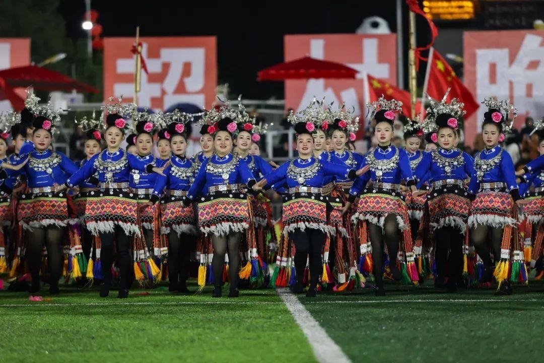 △2024年2月3日，2024年全國(guó)“村晚”示范展示活動(dòng)暨貴州“村超村晚”系列活動(dòng)之一的民族文化展演，在榕江縣“村超”足球場(chǎng)舉行。