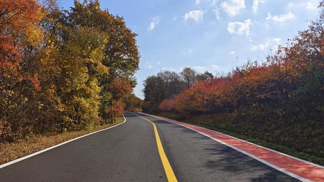 九臺區(qū)圍繞紅色文化、冰雪資源、特色民宿，進一步完善道路功能。九臺區(qū)委宣傳部供圖