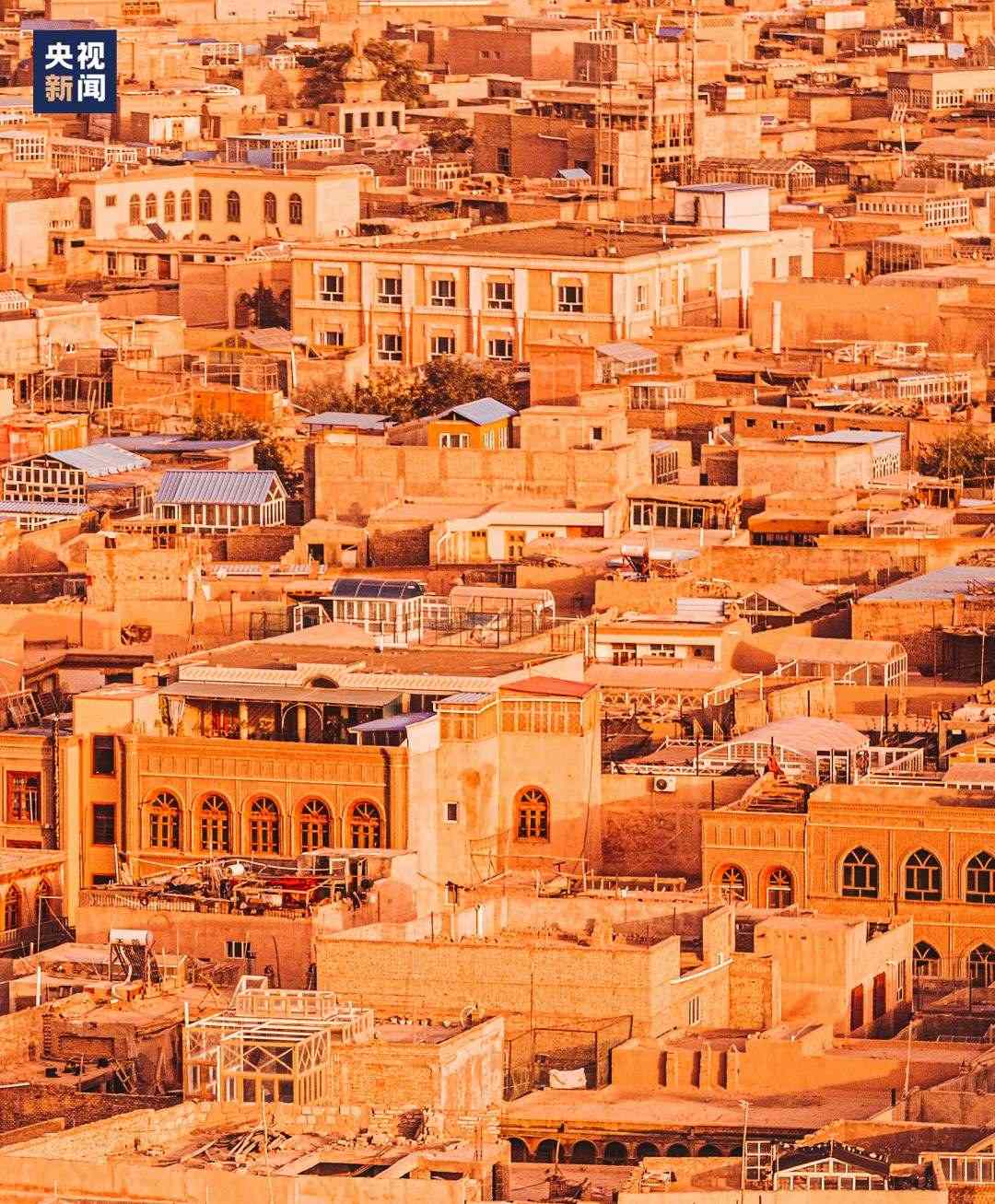 △喀什古城在天山和昆侖山的守護(hù)下，留住了千年前的樣子。