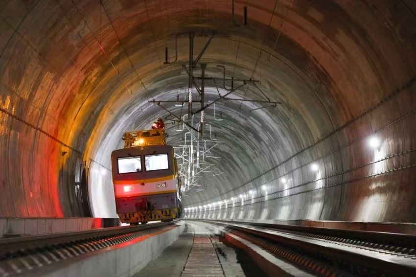 凌晨，接觸網(wǎng)作業(yè)車的燈光紅黃相間。胡鵬攝