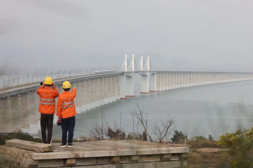 許沖和工友在白天巡視湄洲灣大橋上的供電設(shè)備。胡鵬攝