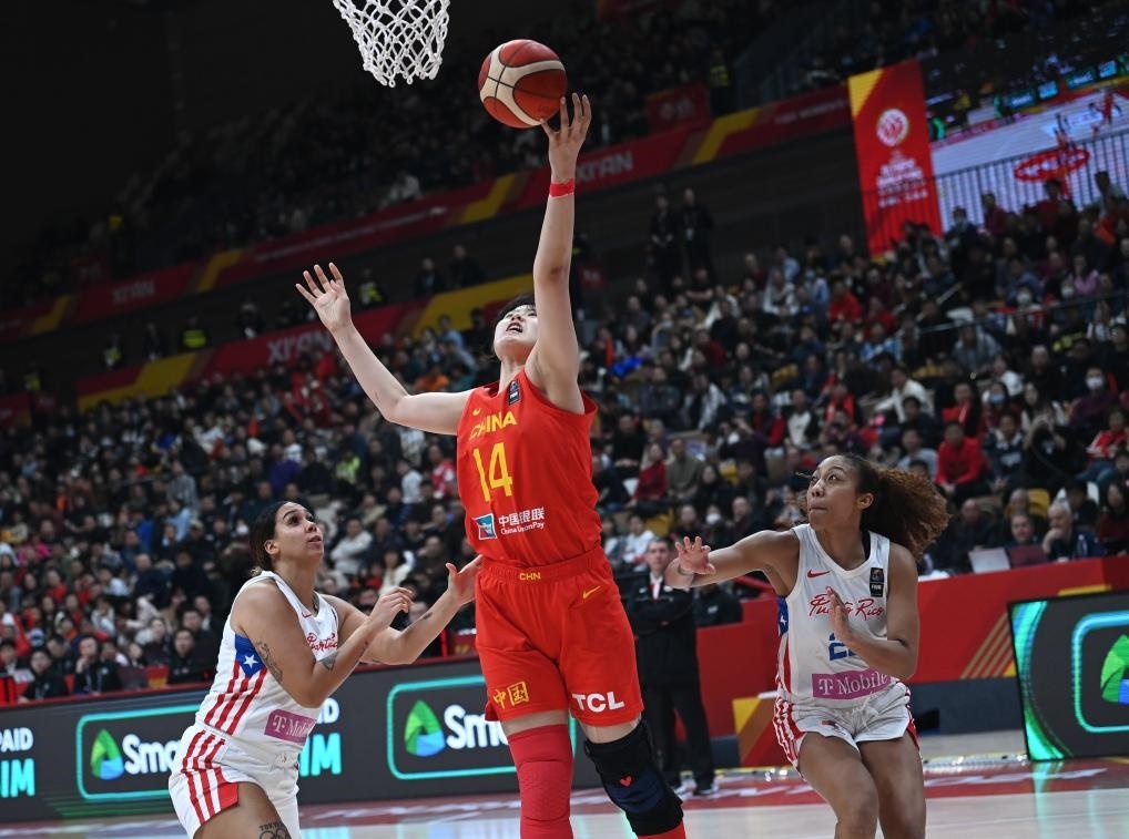 2月11日，中國(guó)隊(duì)球員李月汝（中）在比賽中上籃。新華社記者 李一博 攝