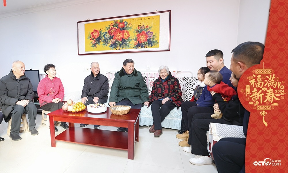 2024年2月1日，習(xí)近平總書記在天津市西青區(qū)辛口鎮(zhèn)第六埠村考察時(shí)，同村民杜洪剛一家人親切拉家常。