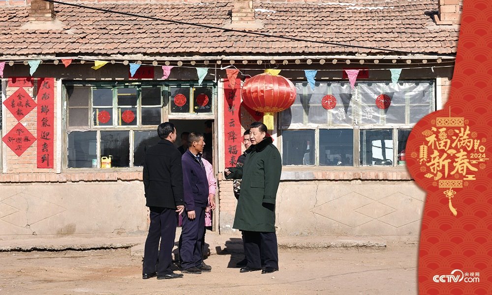 2017年1月24日，習(xí)近平總書記在河北省張家口市張北縣小二臺(tái)鎮(zhèn)德勝村村民徐學(xué)海家中看望。