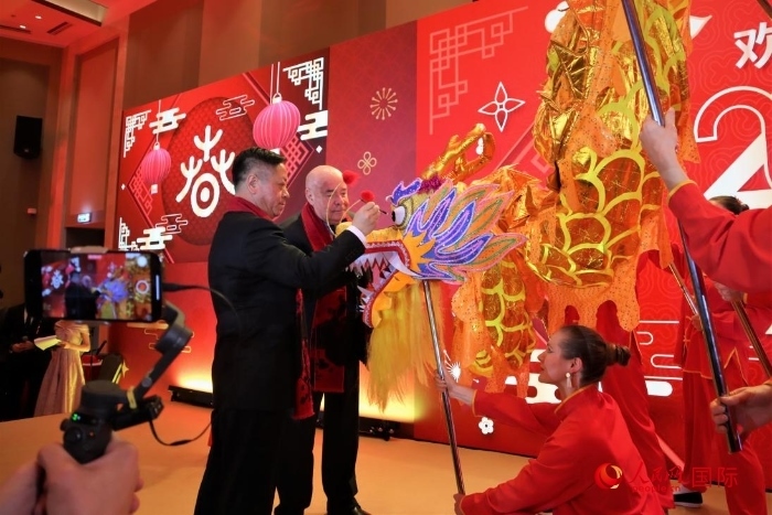 張漢暉（左）、施威特科（右）共同為彩龍點睛。于子恒攝