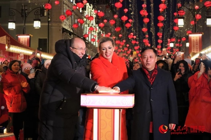 張漢暉、扎哈羅娃、科茲洛夫（從右至左）共同按下活動啟動按鈕。于子恒攝