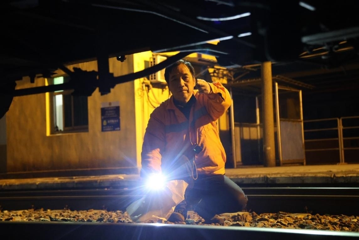 凌晨2點，李金饒正在檢查關(guān)門車。陸佳駿攝