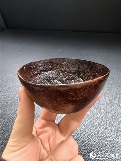 用橘子皮制成的碗。人民網(wǎng)記者 周雯攝