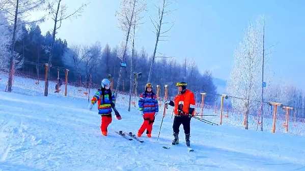 新春走基層｜滑雪場(chǎng)上過(guò)春節(jié)！冰城“冷資源”變成“熱經(jīng)濟(jì)”