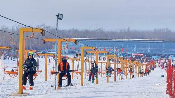 新春走基層｜滑雪場(chǎng)上過(guò)春節(jié)！冰城“冷資源”變成“熱經(jīng)濟(jì)”