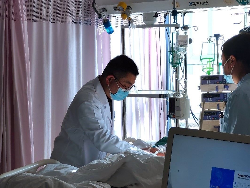 徐晉偉正在觀察患者體征。人民網(wǎng)記者 栗翹楚攝