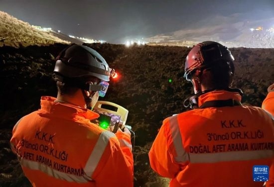 2月13日，救援人員在土耳其東部埃爾津詹省伊利奇區(qū)礦難現(xiàn)場(chǎng)工作。新華社發(fā)（穆斯塔法·卡亞攝）