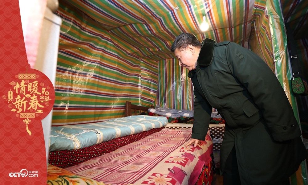 2018年2月11日，習(xí)近平總書記在四川三河村貧困戶吉好也求家中看望。