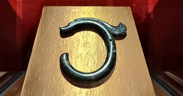 紅山文化C形玉龍。人民網(wǎng)記者 韋衍行攝