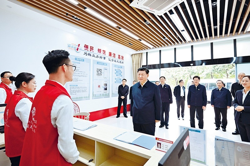 2023年12月14日至15日，中共中央總書記、國家主席、中央軍委主席習近平在廣西考察。這是14日上午，習近平在南寧市良慶區(qū)蟠龍社區(qū)黨群服務中心考察。 新華社記者 燕雁/攝