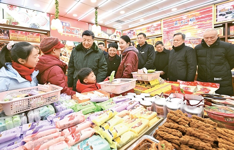 2024年2月1日至2日，中共中央總書記、國家主席、中央軍委主席習近平來到天津，看望慰問基層干部群眾。這是1日下午，習近平在天津古文化街考察時，走進店鋪同現(xiàn)場群眾互動交流。 新華社記者 謝環(huán)馳/攝