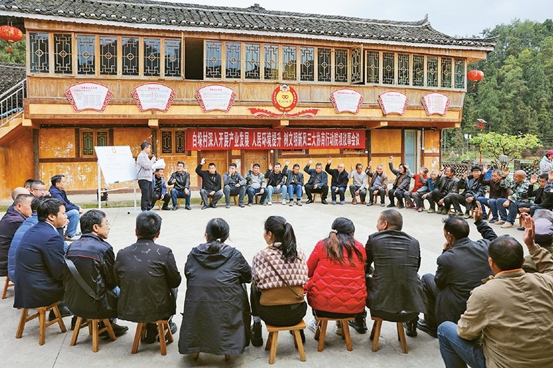圖為2023年4月6日，貴州省黔東南苗族侗族自治州施秉縣白垛鄉(xiāng)白垛村村民在討論產(chǎn)業(yè)發(fā)展、人居環(huán)境提升、鄉(xiāng)村文明建設(shè)相關(guān)事宜。 人民圖片 磨桂賓/攝